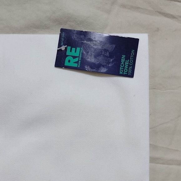 ROOM ESSENTIALS STRAWBERRY KITCHEN TOWEL - NEW WITH TAGS! - Picture 3 of 6